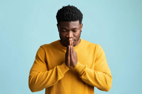 Θρησκευτικός νεαρός Αφροαμερικάνος που προσεύχεται στα μπλε — Φωτογραφία Αρχείου