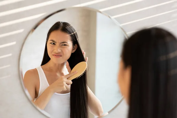 Irritiert chinesisch frau having problem von sie thick hair — Stockfoto