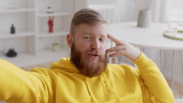 Baardman het maken van video gesprek praten op zoek naar camera Indoor — Stockvideo