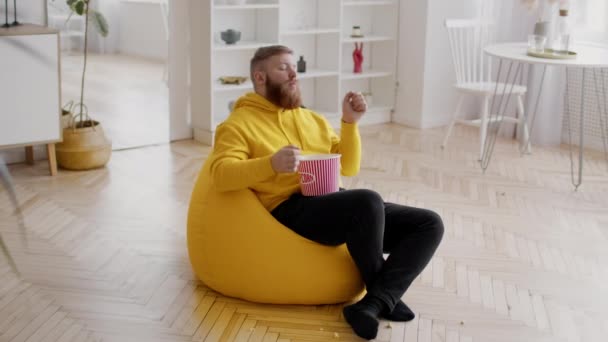 Guy Throwing Und Catching Popcorn In Mund Having Spaß Indoor — Stockvideo