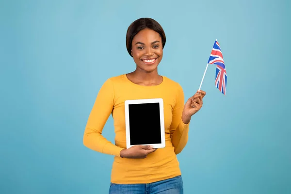 영어 온라인을 공부하라. 영국 국기와 빈 디지털 타블렛을 들고 있는 흑인 여성 — 스톡 사진