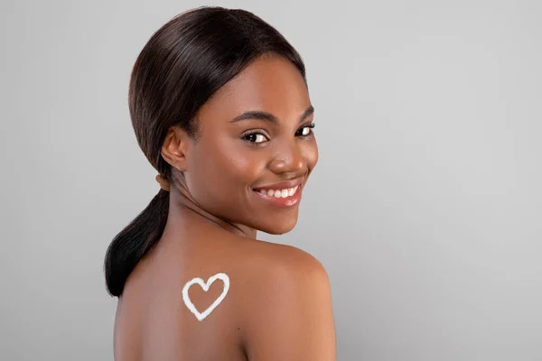 Skincare Concept. Black Female With Heart Made Of Body Cream On Back — Stock Photo, Image