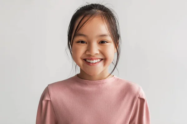 Headshot de Toothy Chinês Kid Girl posando sorrindo, fundo cinza — Fotografia de Stock