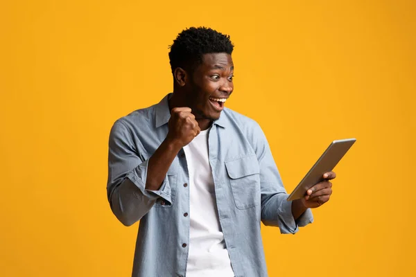 즐거운 흑인 남자 디지털 태블릿 화면 과 몸짓을 보고 — 스톡 사진