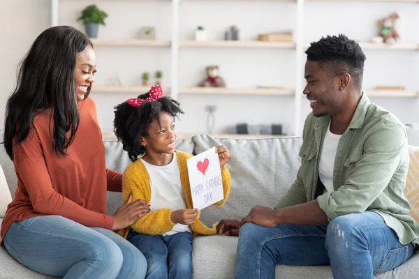 Kleine zwarte dochter maken verrassing voor haar vader thuis — Stockfoto