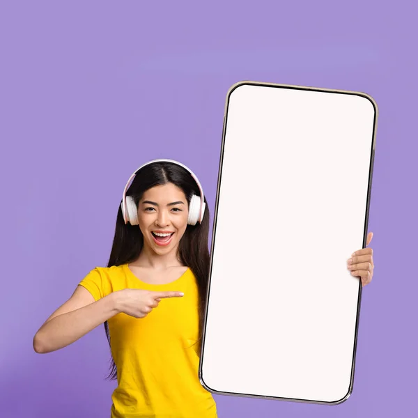 Excitada senhora negra apontando para a tela branca do smartphone vazio — Fotografia de Stock