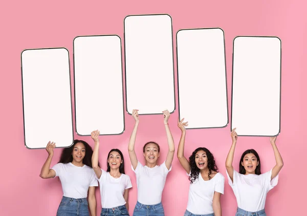5つの白い空のスマートフォンの画面を示す刺激的な多様な女性 — ストック写真