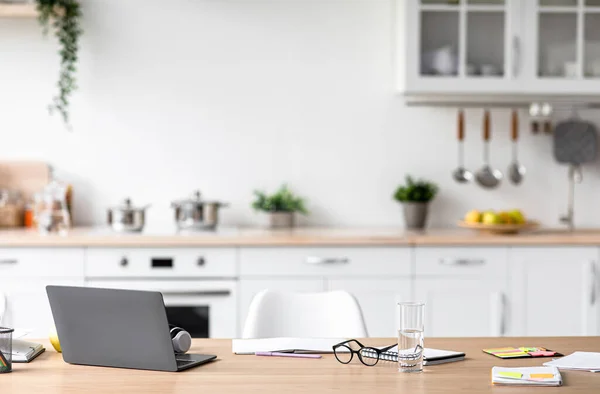 Arbetsplats för student, bloggare, chef och affärsman, studie eller arbete på distans i minimalistiskt kök interiör — Stockfoto