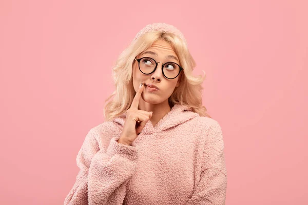 Porträtt av pensiv blond dam tittar bort på kopia utrymme, tänker på trevlig promo eller intressant erbjudande — Stockfoto