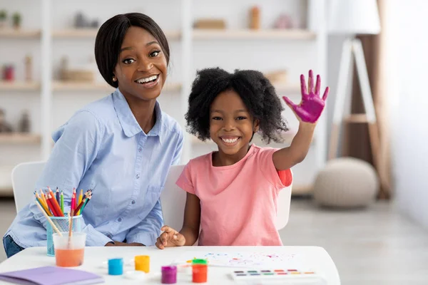 Søt, liten svart jente som har det gøy på barnehagen – stockfoto