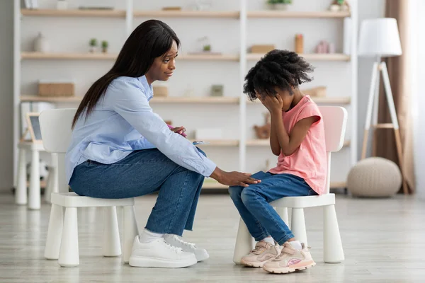 Niño negro angustiado llorando en sesión de psicoterapia — Foto de Stock