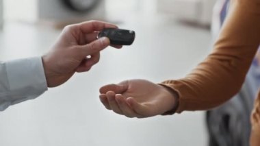 Araba satışı. Profesyonel satış temsilcisi, aracın anahtarlarını müşteriye veriyor. Tanınmayan bir adam alıyor, yeni alımdan zevk alıyor.