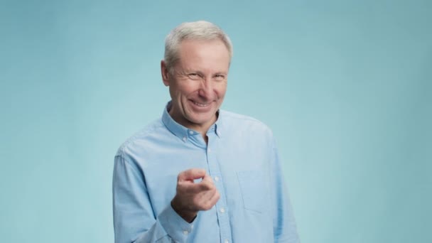 Glada äldre man skakar fingret mot kameran och skrattar, lekfullt förebrår, njuter av skämt och tricks — Stockvideo