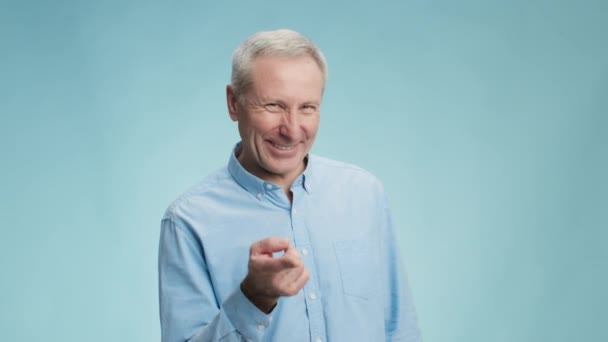 Cheerful senior man shaking his finger to camera and laughing, playfully reproaching, enjoying joke and tricks — Vídeo de Stock