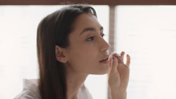 Γυναίκα αποτρίχωση μουστάκι Αφαιρώντας τα μαλλιά πάνω από το άνω χείλος στο μπάνιο — Αρχείο Βίντεο