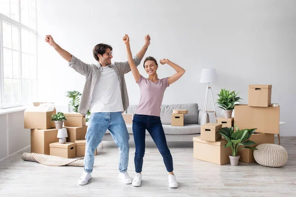 Alegre feliz caucasiano millennial família se divertir, dançando juntos no interior do quarto entre as caixas — Fotografia de Stock