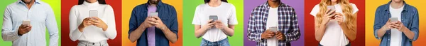 Vágott Y-generációs változatos fiúk és nők ellenőrizze mail vagy alkalmazás okostelefonok, színes háttér, stúdió lövés — Stock Fotó