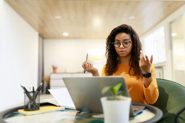 Siyah bir kadın bilgisayarla video görüşmesi yapıyor ve konuşuyor. — Stok fotoğraf
