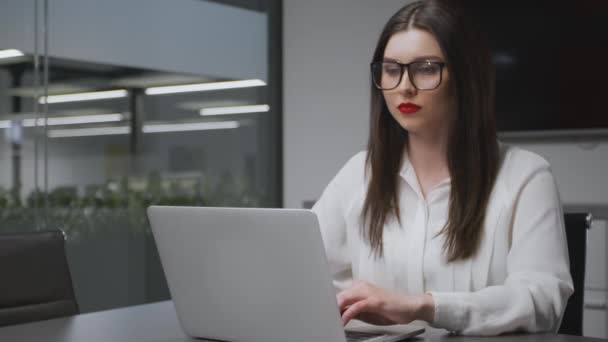Concept de travail d'entreprise. Zoom sur le portrait de la jeune femme d'affaires professionnelle en tenue formelle tapant sur ordinateur portable au bureau — Video