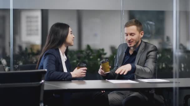 Zakelijke vriendschap. Gelukkige man en vrouw collega 's praten en lachen tijdens de koffiepauze op kantoor, tracking shot — Stockvideo