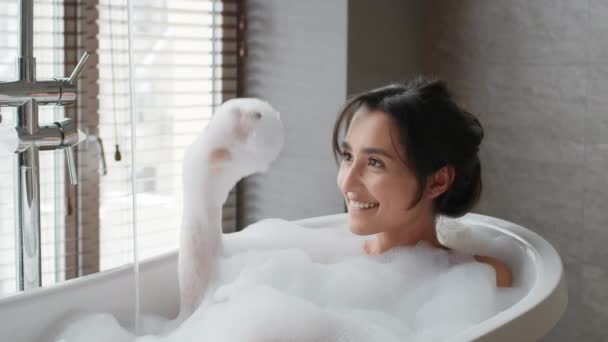 Alegre señora bañándose y divertirse con espuma en el baño — Vídeos de Stock