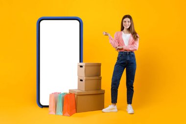 Büyük Telefonun ve Karton Kutuların Yanındaki Kadın, Sarı Arkaplan