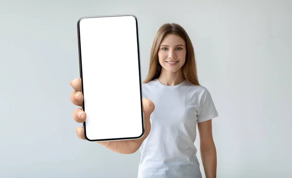 Signora che tiene il telefono cellulare con lo schermo vuoto in mano — Foto Stock