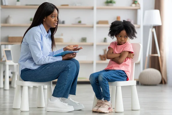 Kinderpsychologe im Gespräch mit trotzigem kleinen Mädchen — Stockfoto