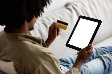İnternetten alışveriş. Siyah Adam Boş Dijital Tablet ve Kredi Kartı Kullanıyor