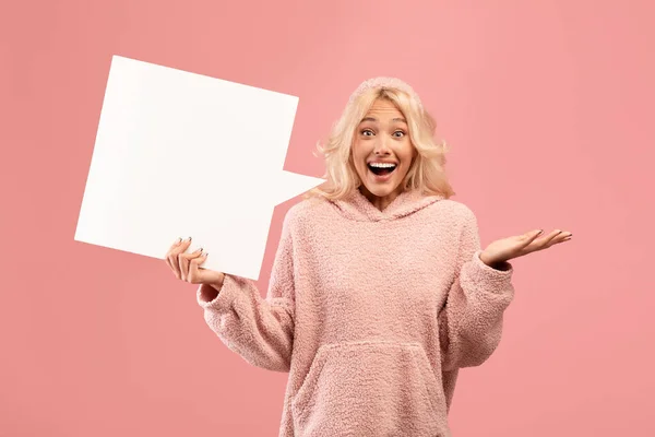 Wow, en häftig idé. Känslomässig kvinna håller tomt tal bubbla och utropar med spänning, rosa bakgrund, fritt utrymme — Stockfoto