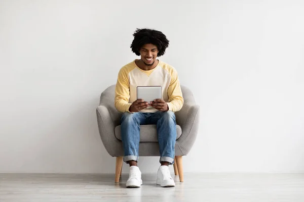 Feliz jovem afro-americano homem usando Digital Tablet em casa — Fotografia de Stock