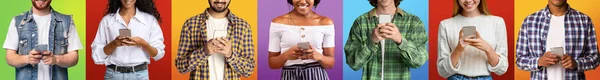 Usmívající se mladí Evropané a Afroameričané chatují na telefonu, surfují na internetu — Stock fotografie