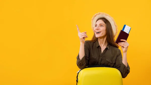 Emocionado turista mujer señalando dedos aparte sobre fondo amarillo — Foto de Stock