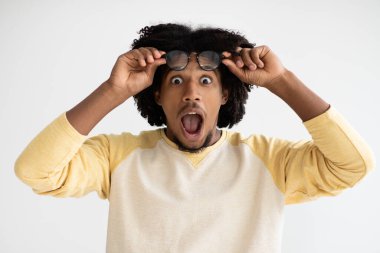 Vay canına. Siyah adamın gözlüğünü çıkarıp kameraya heyecanla bakmasına şaşırdım.