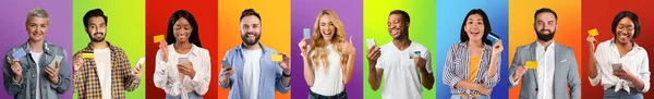 Eine Reihe aufgeregter multikultureller Menschen mit Handy und Kreditkarte — Stockfoto