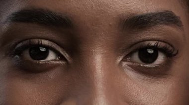 Stüdyodaki kameraya bakan çeşitli insanların gözleri.