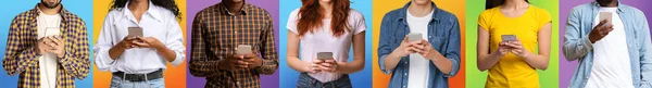 Millennial Ευρωπαίοι και Αφροαμερικανοί άνδρες και γυναίκες σε casual, κουβεντιάζοντας σε smartphones σε πολύχρωμο φόντο — Φωτογραφία Αρχείου