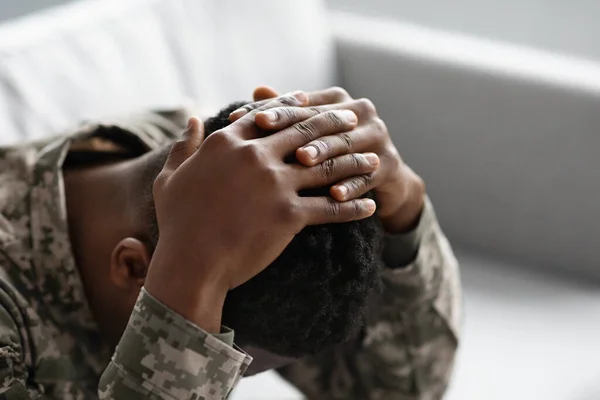 Hombre negro militar irreconocible cubriéndose la cabeza con palmas —  Fotos de Stock