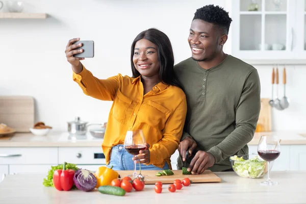 Portrait de joyeux couple afro-américain prenant selfie sur smartphone dans la cuisine — Photo