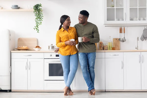 Cherful giovane nero coppia bere mattina caffè insieme in cucina — Foto Stock