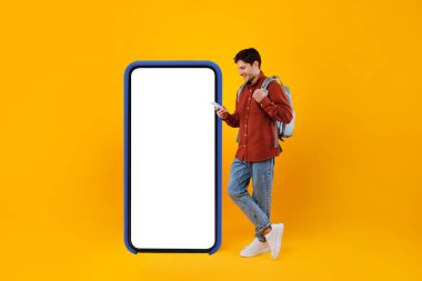 Gezgin Adam Telefon Kullanıyor Büyük Cep Telefonu Yakınında, Sarı Arkaplan