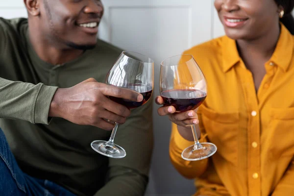 Тост за нас. Крупный план "Черной пары звонящих стаканов с красным вином" — стоковое фото