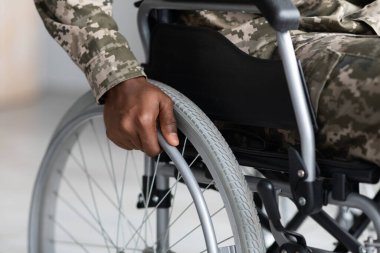 Tanımlanamayan Afrikalı Amerikan askeri tekerlekli sandalyede oturuyor.