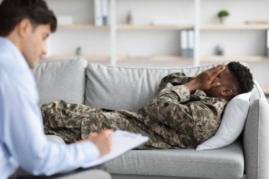 Depresyondaki siyah asker psikoterapistle konuşurken ağlıyor.