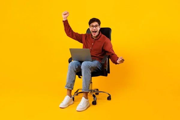 Duygusal Serbest Çalışan Adam Dizüstü bilgisayar kullanarak Sarsıcı Yumruklar, Sarı Arkaplan — Stok fotoğraf