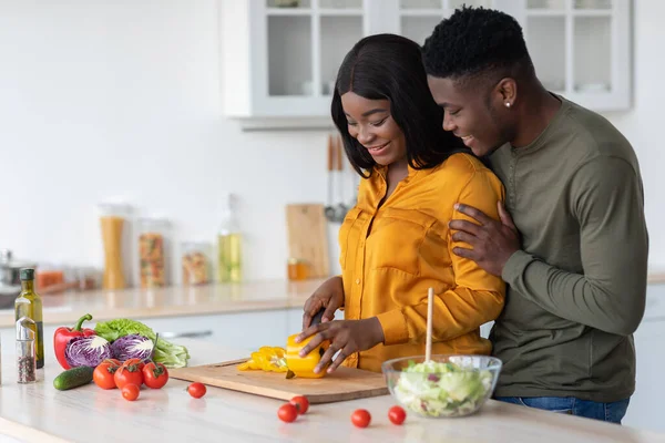 Retrato de amantes negros felices preparando comida saludable juntos en la cocina — Foto de Stock