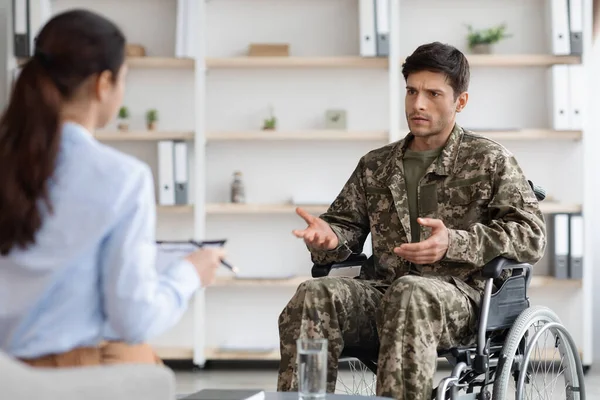 Boldogtalan fogyatékos fiatalember katonai veterán részt vevő női pszichológus — Stock Fotó