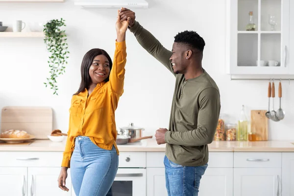 Amour jeune couple afro-américain dansant ensemble dans la cuisine intérieure — Photo