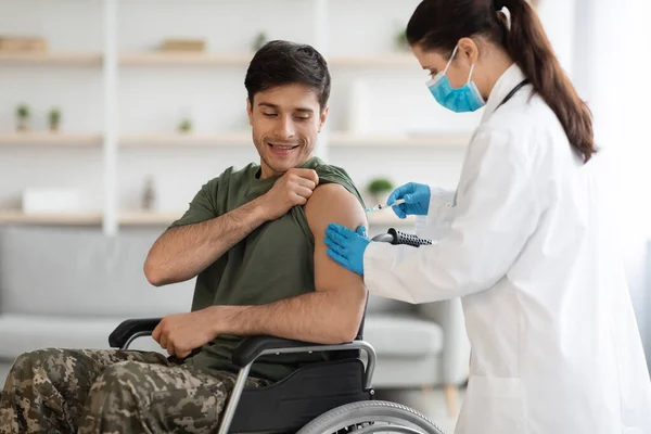 陽性の障害を持つ兵士はクリニックでコロナウイルスに対する予防接種を受ける — ストック写真
