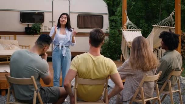 Glada mångkulturella vänner spelar Charades spel på utomhus fest på Camping — Stockvideo